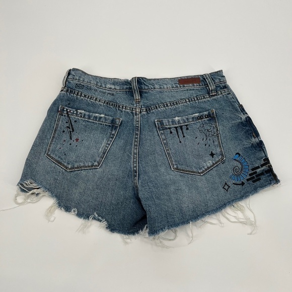 BLANK NYC Pin-Up High Rise Distressed Graffiti Jean Shorts Size 28 Women's - Picture 3 of 10